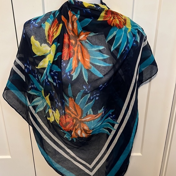 Old navy blue and tropical flower scarf - Picture 3 of 3